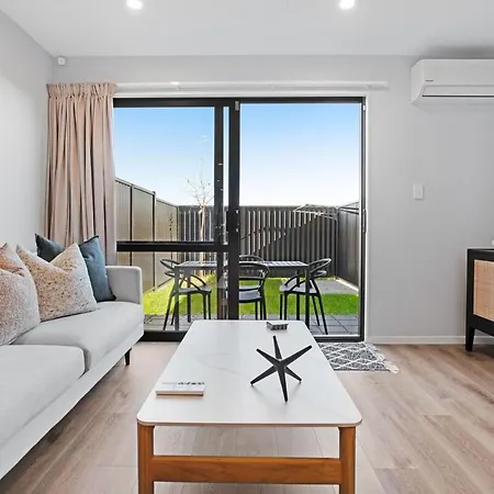 Fantastic Favona Style And Luxury 3 Bedroom And 2 Bath
